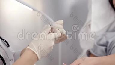 病人病房里的一位医生给他准备了滴管，为病人准备了注射器和药